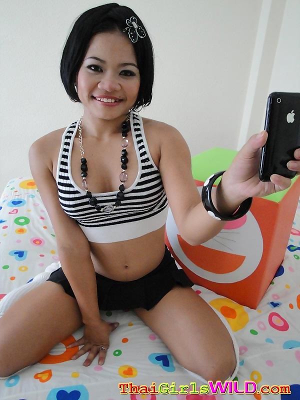 Thai cutie shows off her cute tits - part 2318 page 1