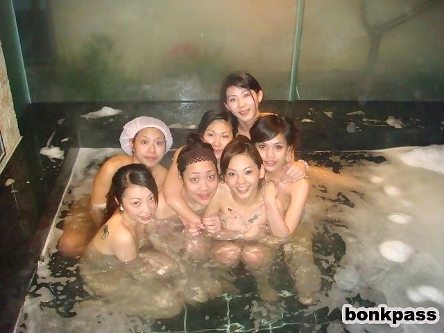 Chinese girlfriends fucks in bath house - part 1795 page 1