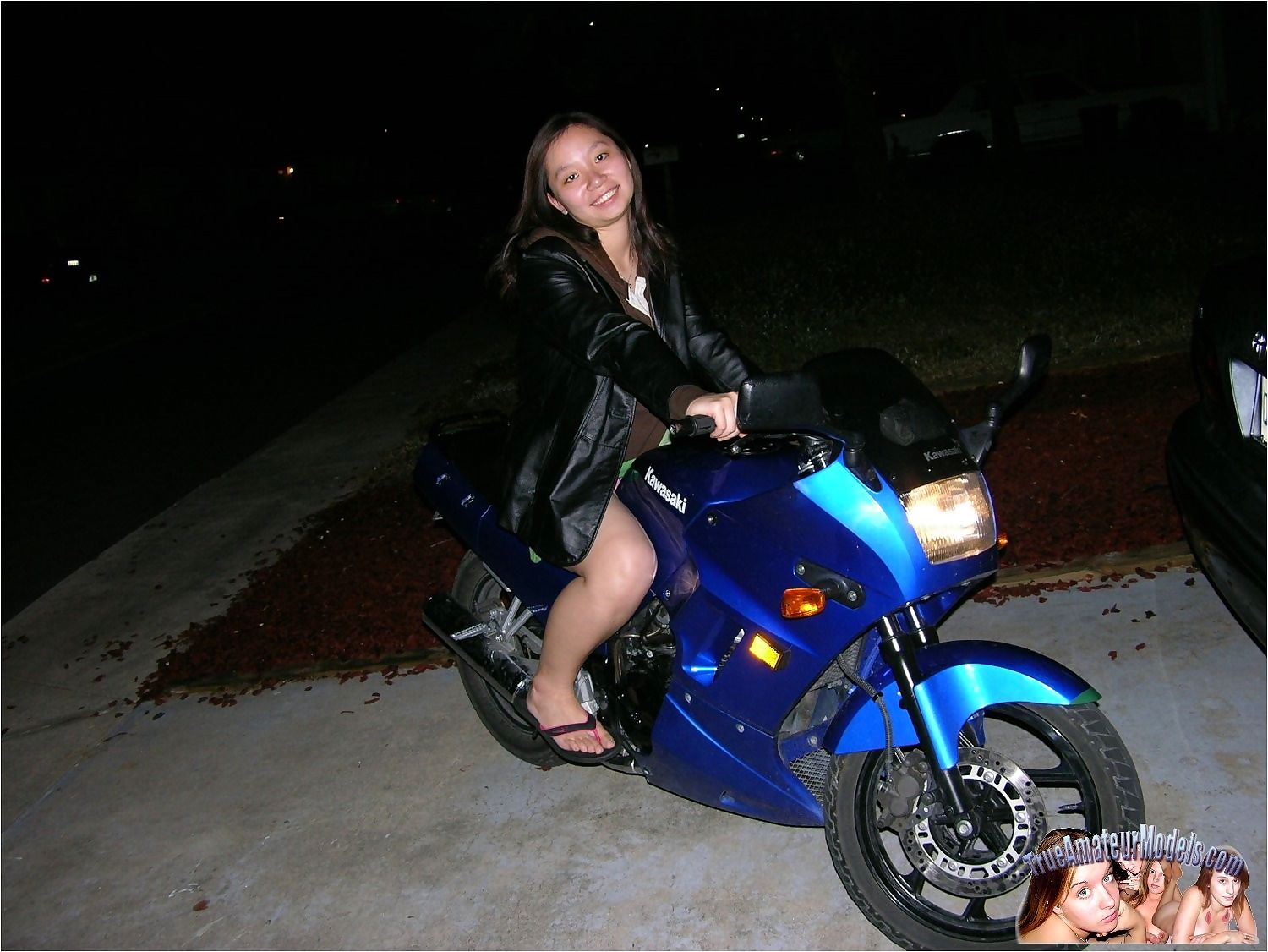 Amateur teen girl spreads nude on motorcycle - part 1731 page 1