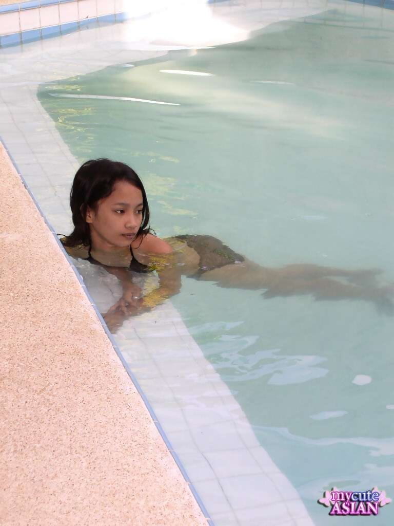 Young Filipino girl girl removes her bikini while sucking cock in the pool page 1