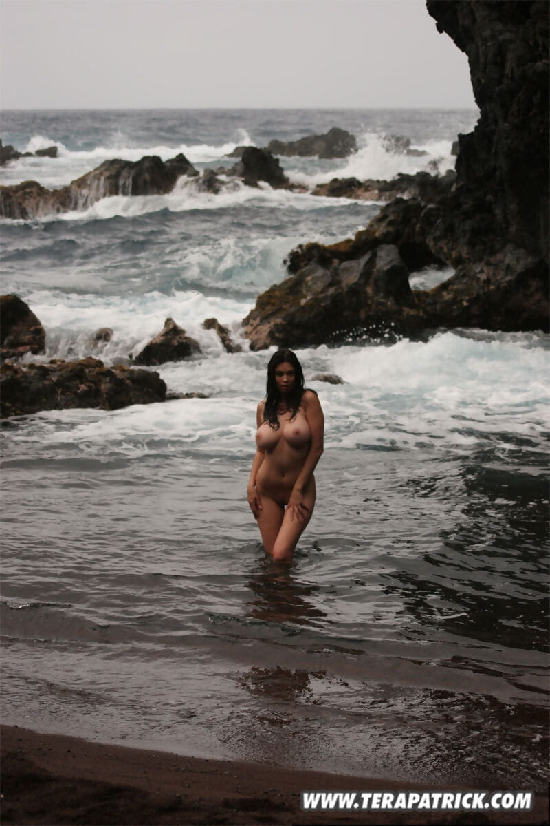 Big boobed Asian chick Tera Patrick models totally naked in the ocean page 1
