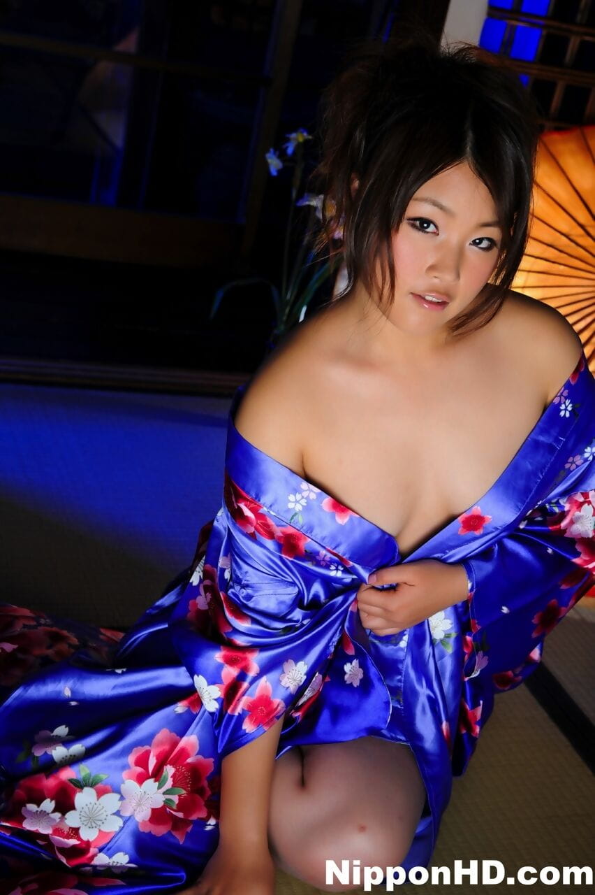 Japanese solo girl hikes up her kimono to expose her vagina page 1