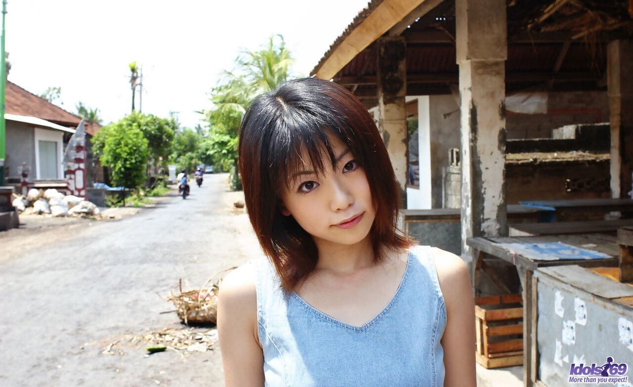 Japanese model Saki Ninomiya exposes her hairy bush after a market visit page 1