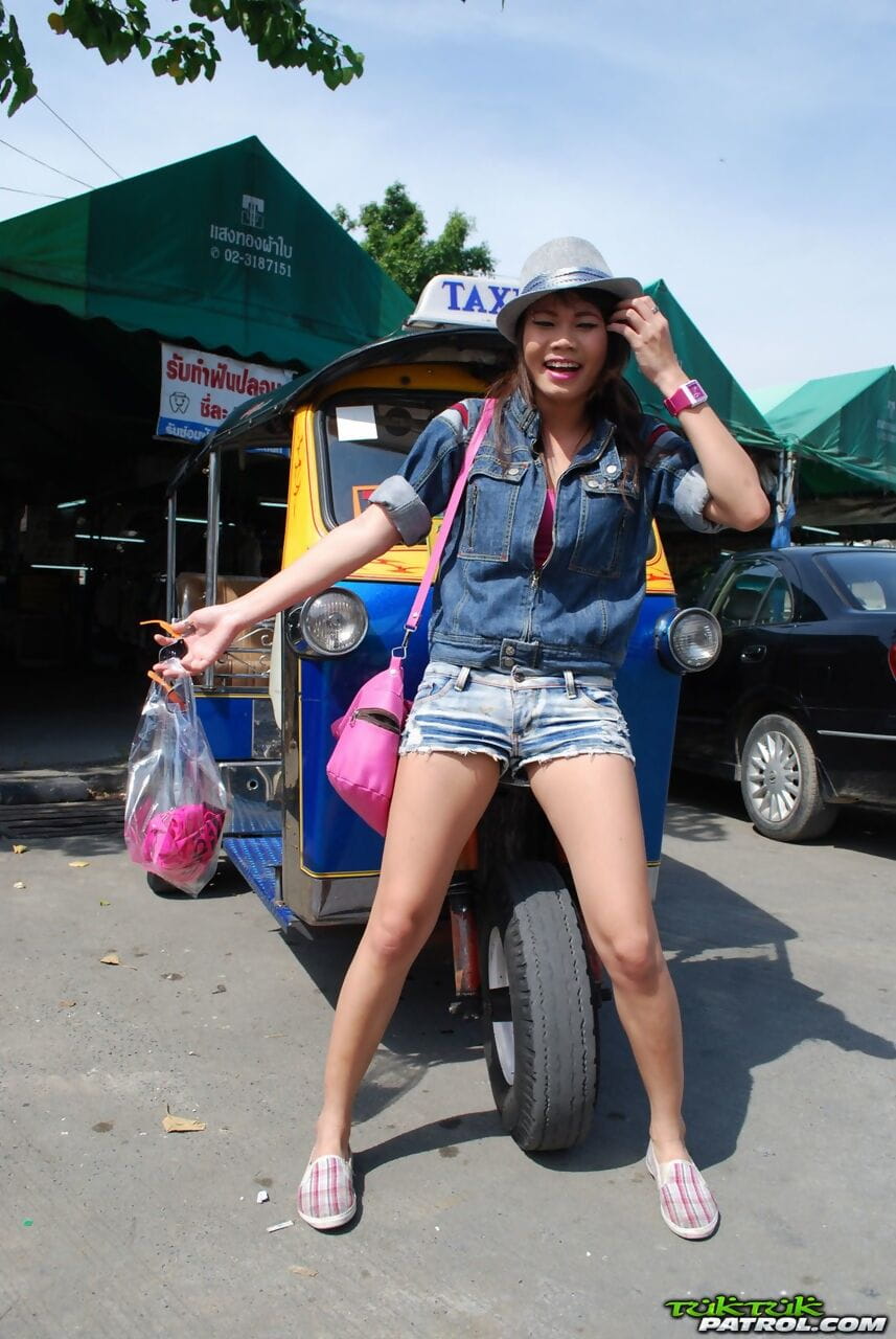 Thai chick meets American tourist and gets in bike taxi in amateur pics page 1