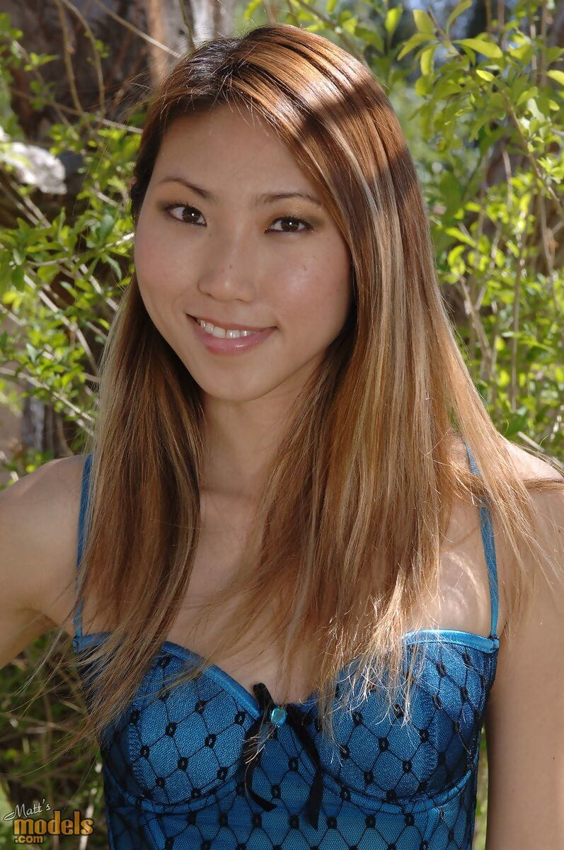 Asian girl with a pretty face blows a kiss after getting naked in the backyard page 1
