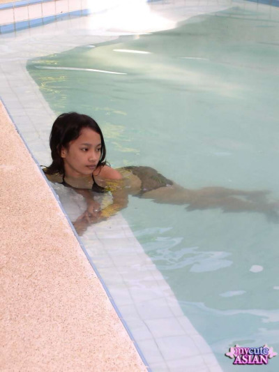 genç Filipinli Kız Kız kaldırır onu Bikini Süre emme horoz içinde bu havuz