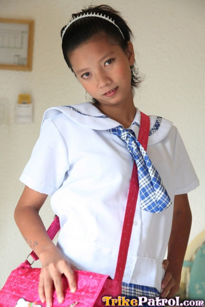 आराध्य एशियाई छात्रा सैली स्लाइड उसके सुंदर जाँघिया एक तरफ करने के लिए शो उसके चूत