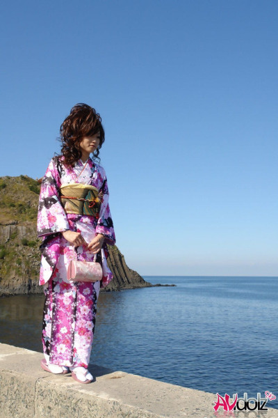 Asiatique modèle Chiaki balades le long de l' Plage et environs la zone dans Un kimono