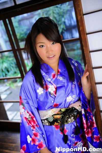 Japanisch solo Mädchen Wanderungen bis Ihr Kimono zu setzen Ihr Vagina