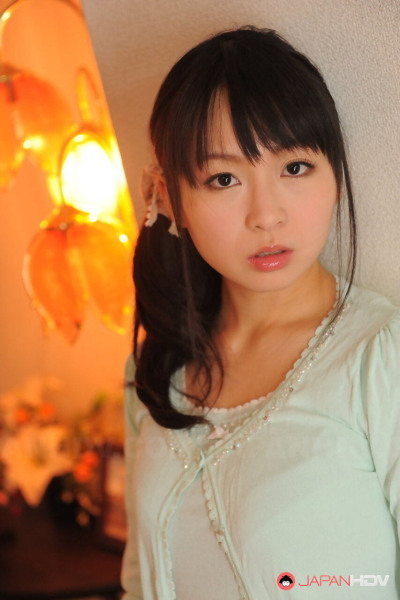 voll Bekleidet Japanisch Mädchen Nozomi Hazuki hält Ihr Gesicht Firma in gedruckt Rock
