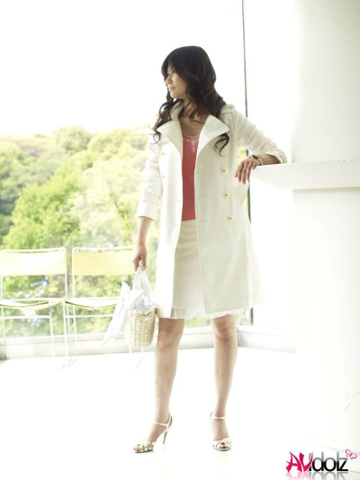 giyinik Japon Model Yuka Yamada gösterir onu çıplak bacaklar içinde bir Etek