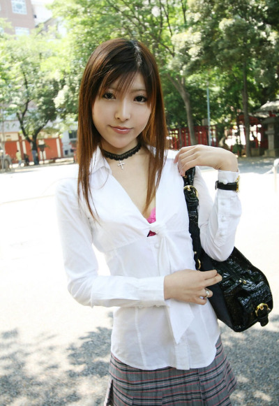 اليابانية في سن المراهقة Miyo ومضات لها الثدي و سراويل في منفردا العمل
