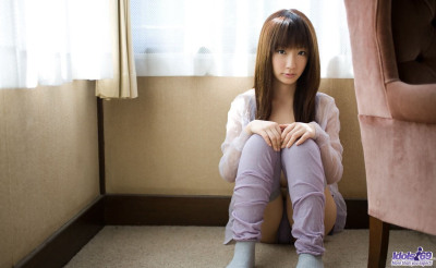 मासूम जापानी किशोरी हिना Kurumi bares उसके बुश जबकि बदलते ,