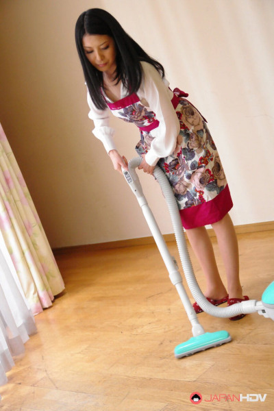 जापानी गृहिणी काना Aizawa बेकार है बंद उसके पति के बाद मैस्टर्बेटिंग