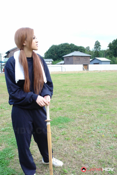 Japanisch Mädchen ein umemiya bläst ein Kleine Schwanz Während voll gekleidet