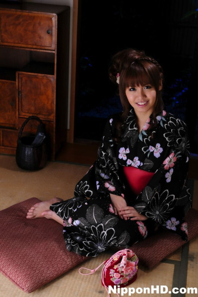 जापानी गीशा लड़की के साथ एक सुंदर चेहरा मॉडल गैर नग्न में किमोनो