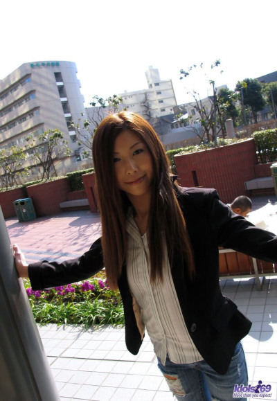 junge Japanisch Mädchen Seira Streiks Verlockend Posen in solo Aktion