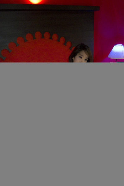 جميلة رنات الندى يظهر متشرد ختم في ثونغ & ينتشر كس بالنسبة بوف الحفر