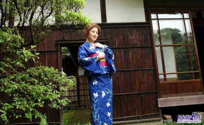 молодой японский девушка с Красный волосы выставляет фирма сиськи и прозрачные трусики