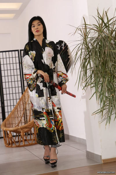 टैटू एशियाई लड़की Akasha coliun नाटकों के साथ उसके चूत जब तक के पेशाब बहती