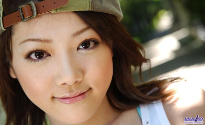 Belle japonais adolescent Mai Kitamura stands Nu après lentement déshabillage