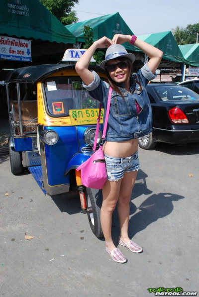 Thai chick meets American tourist and gets in bike taxi in amateur pics