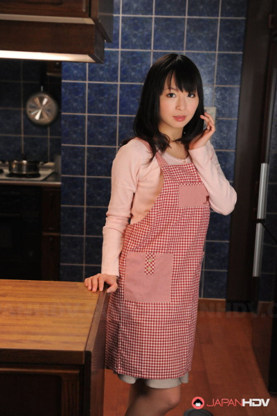 日本 家庭主妇 与 一个 漂亮的 脸 姿势 非 裸体的 在 她的 厨房