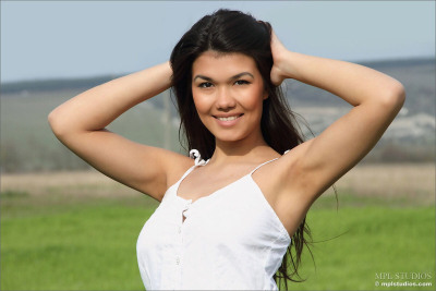 nicl Asiatische Mädchen entfernt Ihr Kleidung für Total Nackt Posen in ein Feld der grün