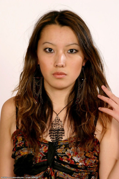 الهواة الآسيوية فاتنة وكشف عن شعر كس و صغيرة الثدي في حين تجريد عارية