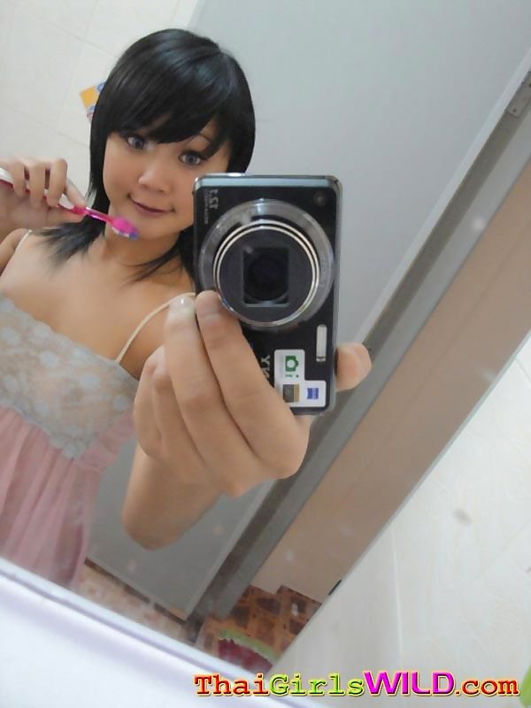 Emo thai poses and does some selfshots - part 1513 page 1