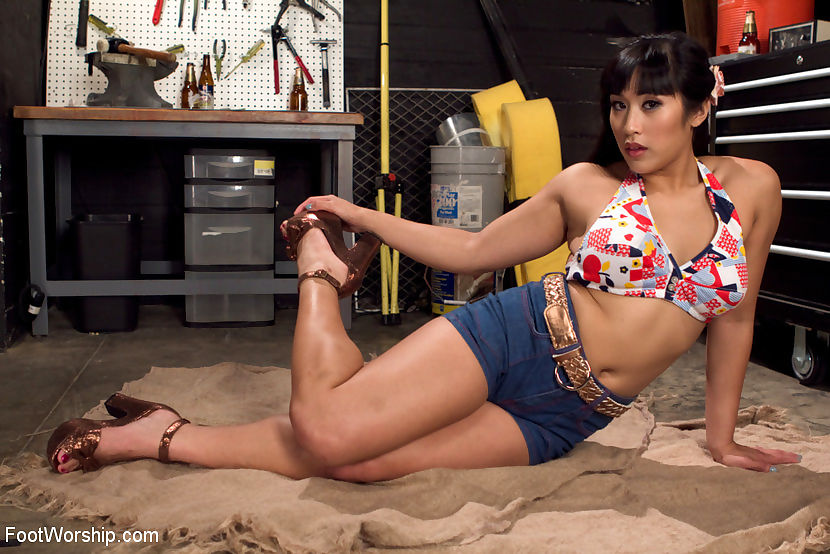 Mia li sneaks into the garage to give a foot job - part 1744 page 1