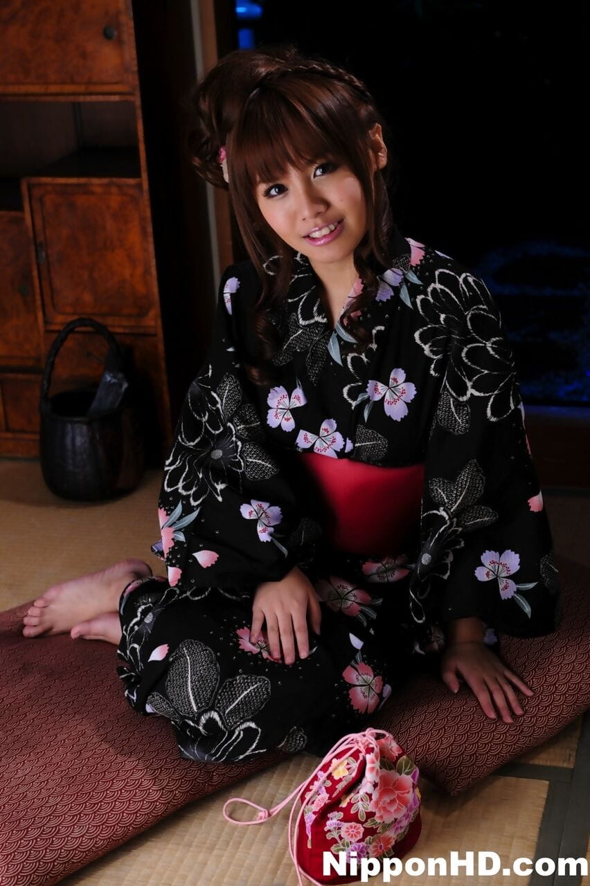 Japanese Geisha girl with a pretty face model non nude in kimono page 1