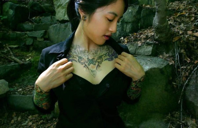 Belle gros seins Asiatique tatoué adolescent poser extérieure PARTIE 2079
