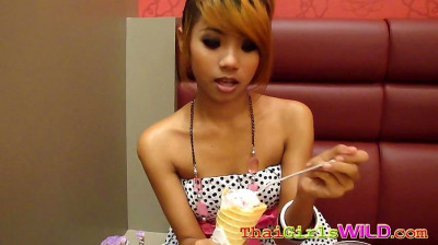 热 泰国 女孩 吃 冰 淇淋 与 一个 勺子 一部分 1172