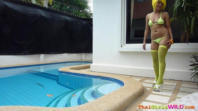 泰国 可爱的 获取 赤裸裸的 通过 的 游泳池 侧 一部分 1072