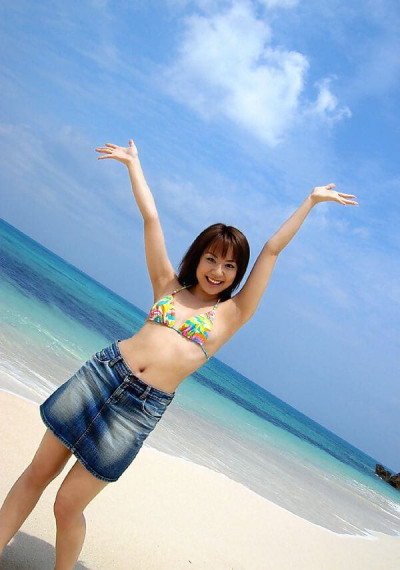 Japanisch teen chikaho Ito Modelle Nicht Nackt bei die Strand in ein Bikini
