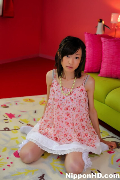 petite 日本 女孩 与 一个 漂亮的 脸 模型 非 裸体的 在 膝盖 袜子