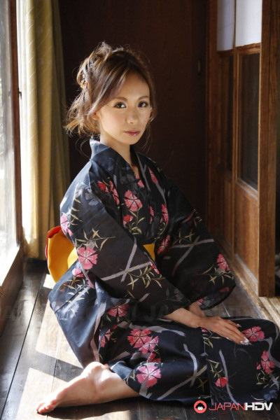 जापानी मॉडल shuri maihama निकालता है अपस्कर्ट जाँघिया में एक किमोनो