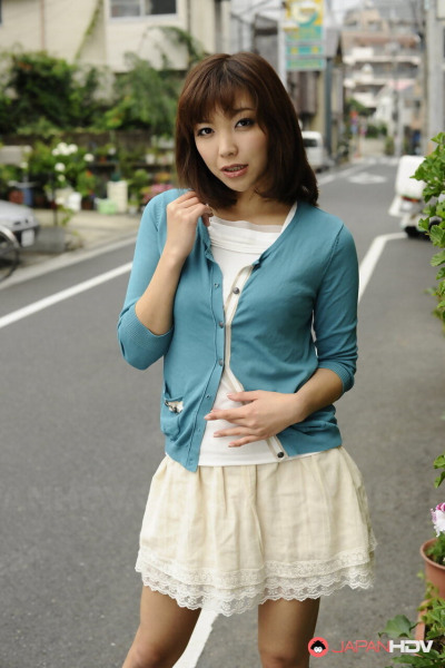الساخنة اليابانية فتاة نماذج غير عارية في A الفخذ طول تنورة بها على على الشوارع