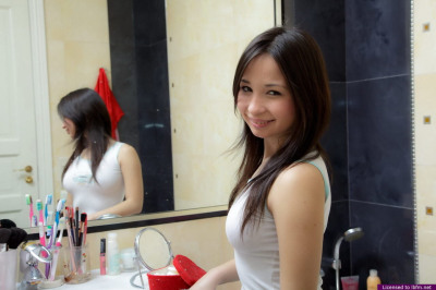 Belle Asiatique adolescent Plaisirs Son Serré chatte au cours de Un Bulle salle de bain