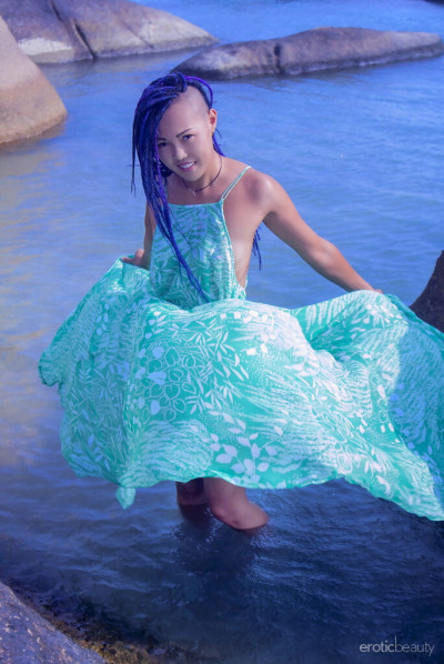 Горячая Азии подросток Сладкий Джули удаляет мокрые платье для ню позы в воды