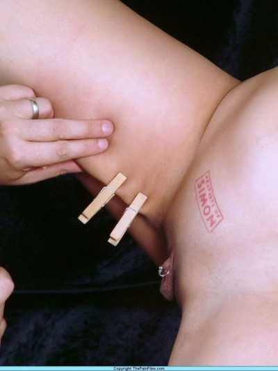 जापानी लड़की के साथ बड़ी स्तन है निलंबित :द्वारा: रस्सियों पहने clothespins