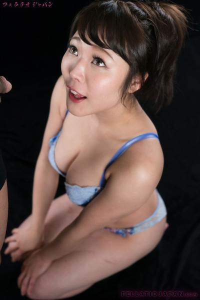Japanisch Mädchen in Ihr BH und Panty ensemble leckt Cum aus Lippen Nach ein BJ