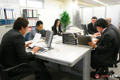 японский Предприниматель ИИ Мидзусима получает gangbanged в ее офис