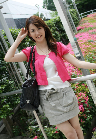 सुंदर जापानी लड़की Himeno परिवर्तन में boobless वस्त्र