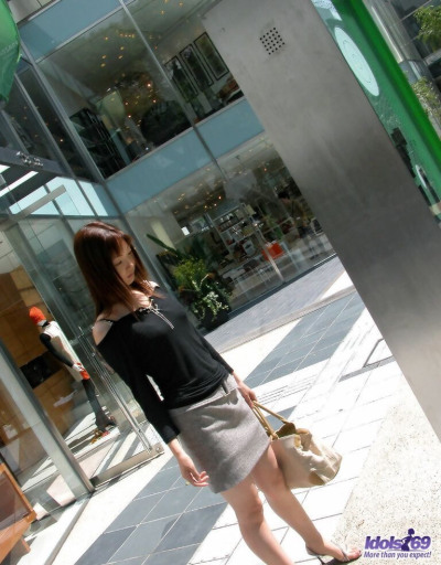 молодой японский девушка КУМИ удаляет юбка и каблуки в модель Голые в отель номер
