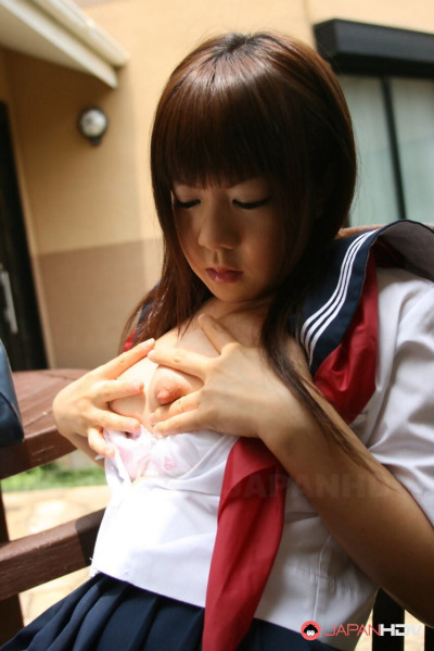 जापानी छात्रा Shino Mizusawa सदा स्तन मालिश जबकि मैस्टर्बेटिंग