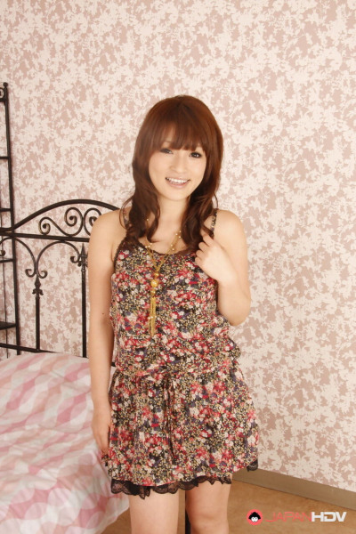 Liebenswert Japanisch Mädchen Yukina Mori entblößt Ihr Kleine Titten und kahl Twat auf Bett