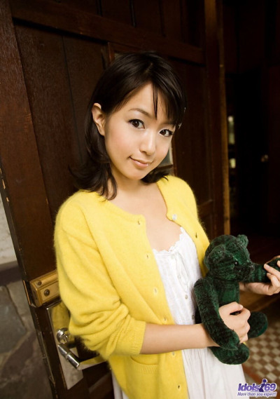 Japanisch Mädchen Nana Nanami zieht Unten Baumwolle Höschen zu zeigen Ihr bush