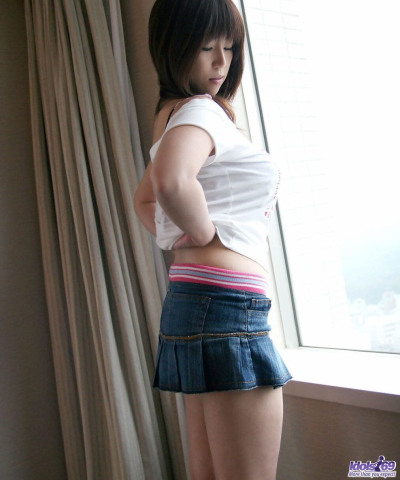 اليابانية في سن المراهقة haduki يكشف لها رائعة الثدي و شعر بوش كما هي disrobes